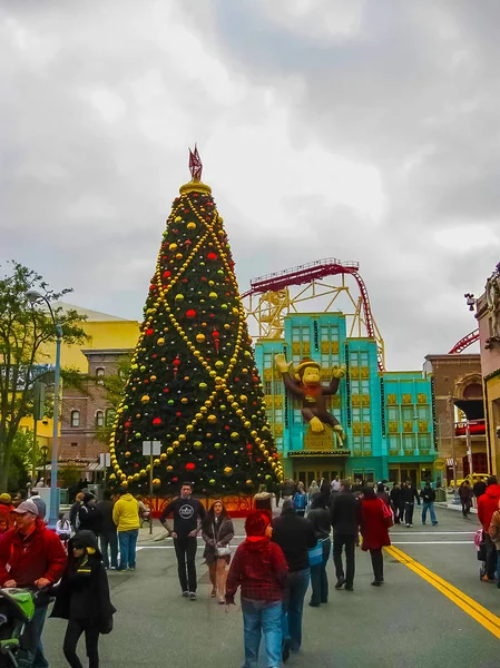 Orlando, usa - 03. Januar 2014: Achterbahn und Spielpavillons im Park. Universal Studios ist einer von orlandos berühmten Themenparks. universal in orlando, florida — Stockfoto