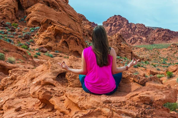 Jonge vrouw mediteren buiten — Stockfoto