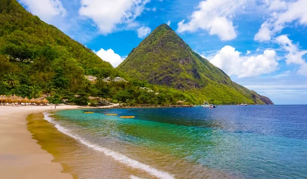 Praia branca bonita em Santa Lúcia, Ilhas do Caribe — Fotografia de Stock