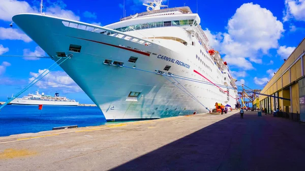 Barbados - 11 května 2016: The Carnival Cruise loď fascinace v doku — Stock fotografie