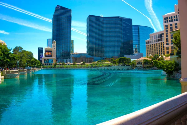 Las Vegas, Verenigde Staten - 05 mei 2016: Hotel Cosmopolitan en mensen lopen op The Strip, het wereldberoemde als Boulevard Zuid — Stockfoto