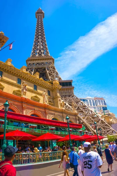 Las Vegas, Förenta staterna - 05 maj 2016: Eiffeltornet replika in med klarblå himmel — Stockfoto