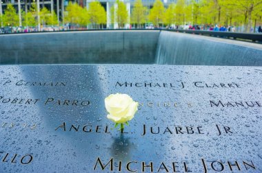 New York City, Amerika Birleşik Devletleri - 01 Mayıs 2016: Ground Zero, Eylül 2001 terörist saldırı anısına Manhattan, anıt