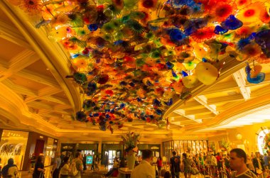 Las Vegas, Amerika Birleşik Devletleri - 05 Mayıs 2016: El cam çiçek tavan Bellagio Otel'de üflenir