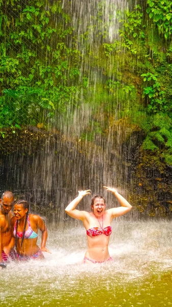 Soufriere Santa Lúcia Maio 2016 Turistas Nadam Cachoeira Nos Jardins — Fotografia de Stock