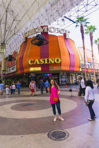 Las Vegas, Verenigde Staten van Amerika - 07 mei 2016: de mensen lopen op Fremont Street — Stockfoto