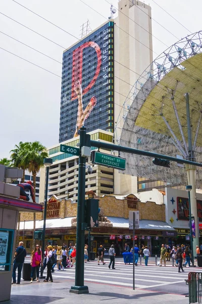 Las Vegas, Estados Unidos de América - 07 de mayo de 2016: La gente que camina en Fremont Street — Foto de Stock