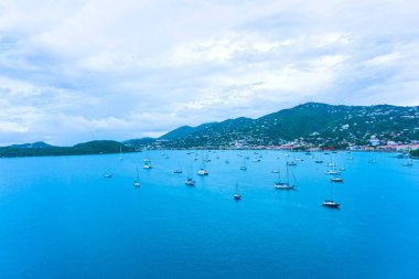 St. Thomas adasının havadan görünüşü, USVI. Charlotte Amalie - Cruise Bay.