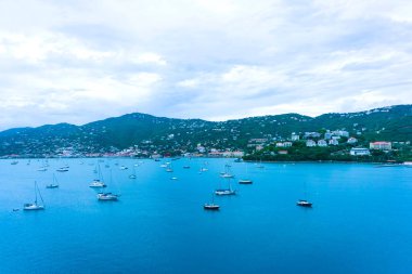 St. Thomas adasının havadan görünüşü, USVI. Charlotte Amalie - Cruise Bay.