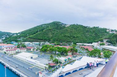 Havadan görünümü, ada, St Thomas USVI. Charlotte Amalie. Cruise ship den görüntülemek.