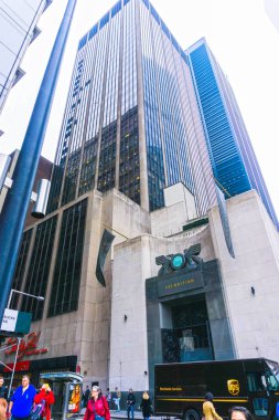 New York City, Amerika Birleşik Devletleri - ebilmek 01,2016: insanlar yürüyüş 21 yüzyıl mağaza Manhattan, New York tarafından. Büyük mağazalar Amerikan zinciri 1967 yılında kuruldu.