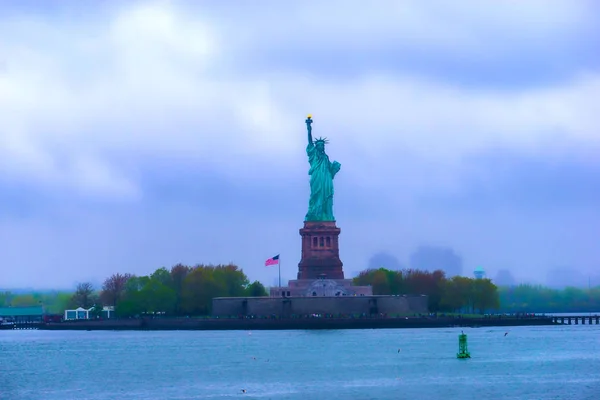 マンハッタンの自由の女神像 雨の日 — ストック写真