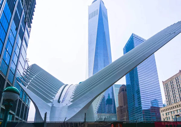 ニューヨーク アメリカ合衆国 2016 ニューヨーク市でパスの世界貿易センター交通機関のハブである眼 世界貿易センターの の世界との間に位置しています — ストック写真