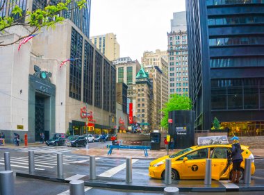 New York City, Amerika Birleşik Devletleri - ebilmek 01,2016: insanlar yürüyüş 21 yüzyıl mağaza Manhattan, New York tarafından.