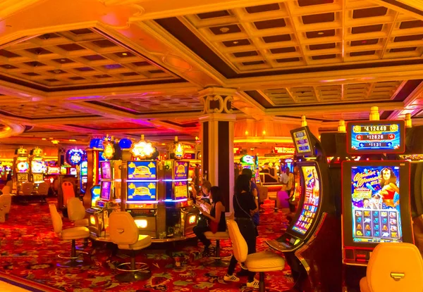 Las Vegas, Amerika Birleşik Devletleri - 06 Mayıs 2016: 06 Mayıs 2016 üzerinde slot makineleri Excalibur Otel ve Casino, Las Vegas, Amerika Birleşik Devletleri oynayan insanlar
