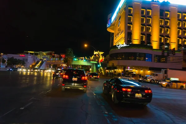 Las Vegas, Estados Unidos de América - 07 de mayo de 2016: Escena nocturna a lo largo de The Strip en Las Vegas en Nevada — Foto de Stock