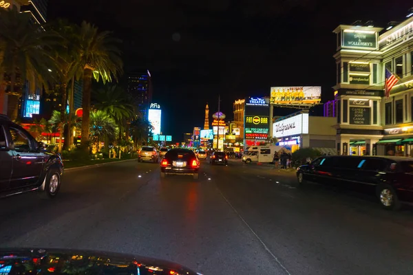 Las Vegas, Estados Unidos de América - 07 de mayo de 2016: Escena nocturna a lo largo de The Strip en Las Vegas en Nevada — Foto de Stock