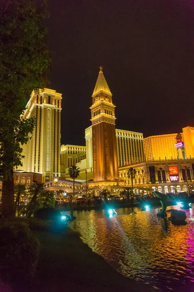 Las Vegas, Estados Unidos de América - 07 de mayo de 2016: Escena nocturna a lo largo de The Strip en Las Vegas en Nevada — Foto de Stock