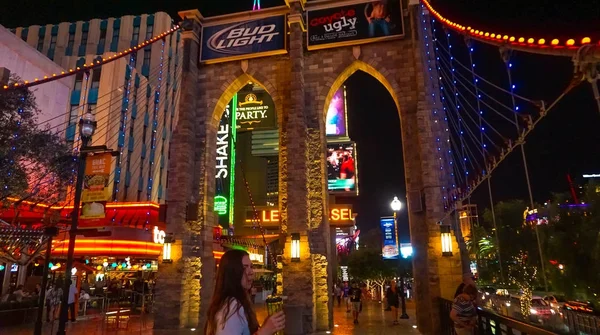 Las Vegas, Estados Unidos de América - 05 de mayo de 2016: Escena nocturna a lo largo de The Strip en Las Vegas en Nevada —  Fotos de Stock