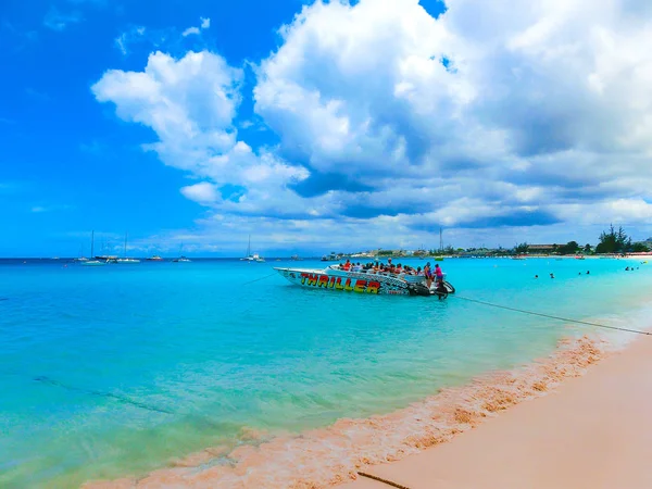 布里奇敦, 巴巴多斯-2016年5月11日: 热带海滩, 巴巴多斯, 加勒比 — 图库照片
