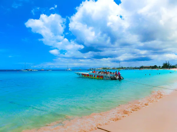 Bridgetown, Barbados - 11 května 2016: Tropické pláže, Barbados, Karibská oblast — Stock fotografie