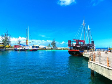 Bridgetown, Barbados - 11 Mayıs 2016: Bridgetown, Barbados downtown marina