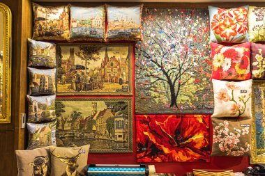 Bruges, Belçika - 13 Aralık 2017: Bruges, Belçika tarihi merkezinde yer alan Hediyelik eşya deposu