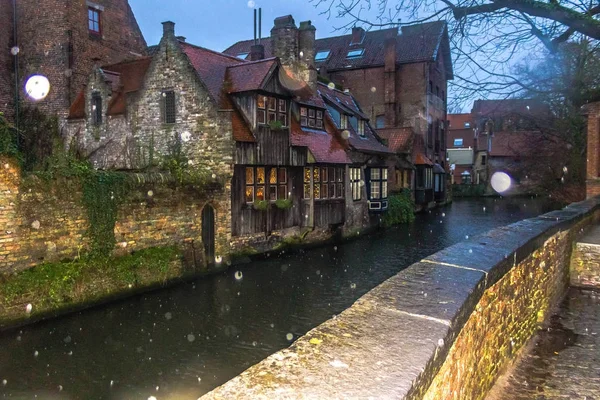 Bruges, Belçika için bir kanal boyunca tarihi Ortaçağ binaları akşam kadeh