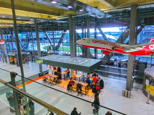 Kolín nad Rýnem, Německo – 12. prosince 2017: Vnitřní pohled na letiště Cologne Bonn. — Stock fotografie