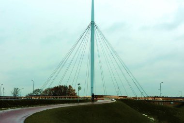 Belgili tanımlık insanlar vasıl yolu ve bisiklet yolu, Hovenring, Eindhoven, Hollanda