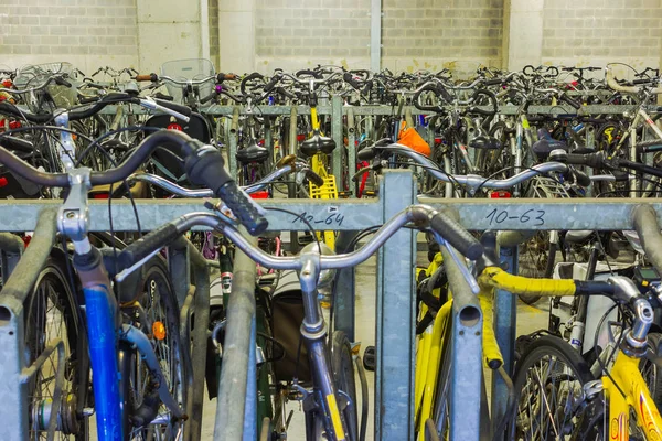 Αιντχόφεν Ολλανδία Δεκεμβρίου 2017 Πολλά Ποδήλατα Σταθμευμένα Στο Κέντρο Της — Φωτογραφία Αρχείου