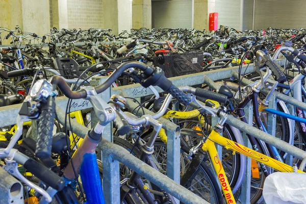 Αιντχόφεν, Ολλανδία - 13 Δεκεμβρίου 2017: Πολλά ποδήλατα σταθμευμένα στο κέντρο της πόλης — Φωτογραφία Αρχείου