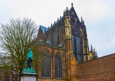 Utrecht, Hollanda 'nın tarihi evlerinin üzerindeki Dom katedralinin kulesi.