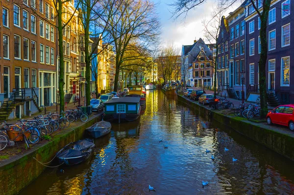 Najbardziej znane kanały i nasypy z Amsterdamu podczas zachodu słońca. — Zdjęcie stockowe