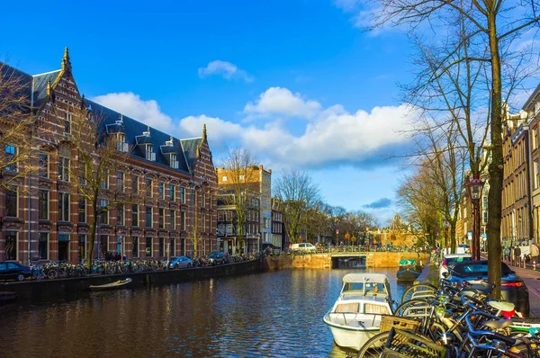 Najbardziej znane kanały i nasypy z Amsterdamu podczas zachodu słońca. — Zdjęcie stockowe