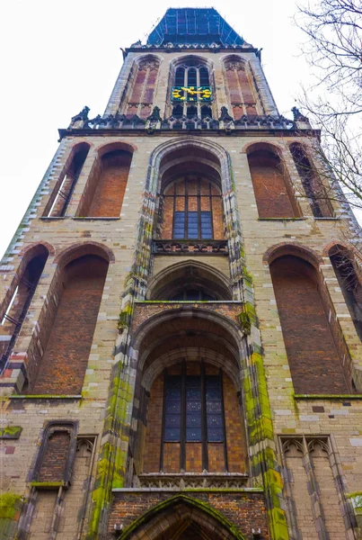 The tower of the Dom cathedral above a row of historical houses of Utrecht, Holland — Stock Photo, Image
