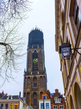 Utrecht, Hollanda 'nın tarihi evlerinin üzerindeki Dom katedralinin kulesi.
