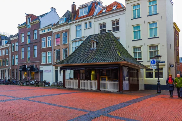 Утрехт, Нидерланды - 15 декабря 2017 года: Улица с историческими домами в центре Утрехта, Голландия — стоковое фото