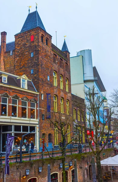 Утрехт, Нидерланды - 15 декабря 2017 года: Улица с историческими домами в центре Утрехта, Голландия — стоковое фото