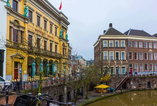 Utrecht, Holandia - 15 grudnia 2017: Ulica z zabytkowych budynków w centrum miasta Utrecht, Holandia — Zdjęcie stockowe