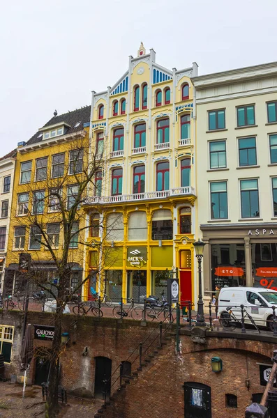 Utrecht, Países Bajos - 15 de diciembre de 2017: Calle con casas históricas en el centro de Utrecht, Holanda — Foto de Stock