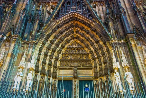 Der Kölner Dom oder die hohe Kathedrale Sankt Peter ist eine römisch-katholische Kathedrale — Stockfoto