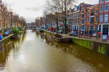 Amsterdam, Hollanda - 14 Aralık 2017: En ünlü kanallar ve gün batımı sırasında Amsterdam şehrinin Bentleri.