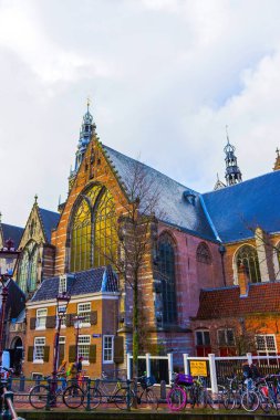 Amsterdam, Hollanda - 14 Aralık 2017: En ünlü kanallar ve gün batımı sırasında Amsterdam şehrinin Bentleri.