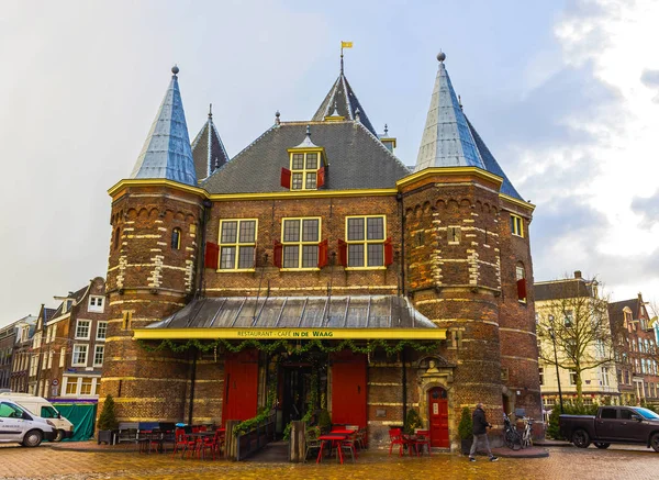 Амстердам, Нидерланды - 14 декабря 2017 года: Взвешивание дома или ваага на Nieuwmarkt или Новой рыночной площади в Амстердаме — стоковое фото