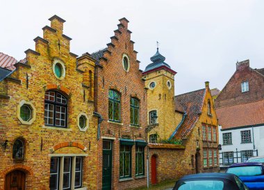 Bruges, Belçika'daki tarihi Ortaçağ binaları akşam kadeh