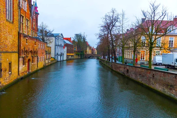 Ujęcie historyczne średniowiecznych budynków wzdłuż kanału w Brugia, Belgium — Zdjęcie stockowe
