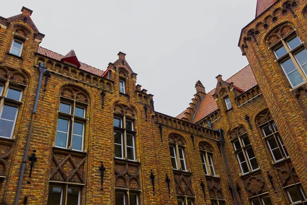 El plano vespertino del histórico edificio medieval a lo largo de un canal en Brujas, Bélgica —  Fotos de Stock