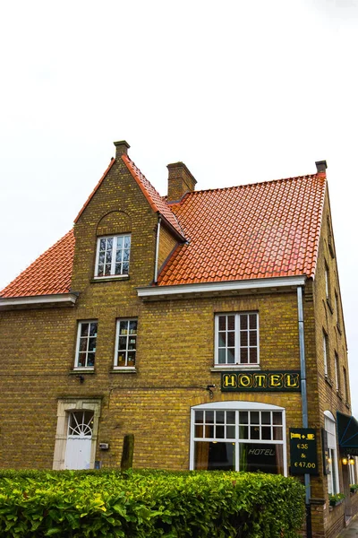 Bruges, Bélgica - 13 de dezembro de 2017: Antigo restaurante do hotel no centro histórico de Bruges. A casa no estilo tradicional belga . — Fotografia de Stock
