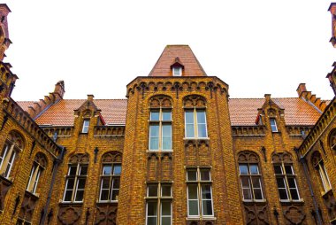 Binanın tarihi Ortaçağ Bruges, Belçika'da akşam atış